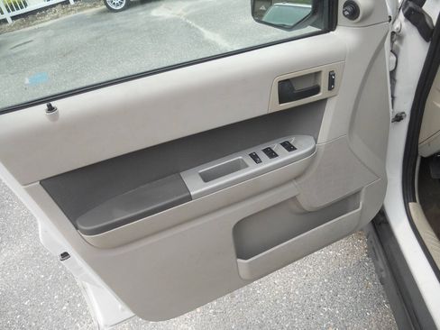Used 2011 Ford Escape XLT w/ 203A Rapid Spec Order Code FWD image 11