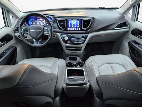 Used 2017 Chrysler Pacifica Touring-L Plus w/ Tire & Wheel Group image 3