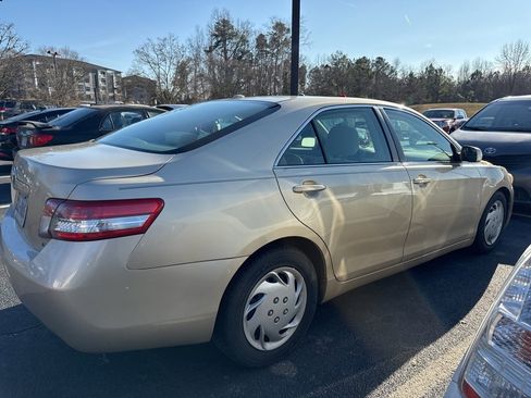 Used 2010 Toyota Camry LE image 2