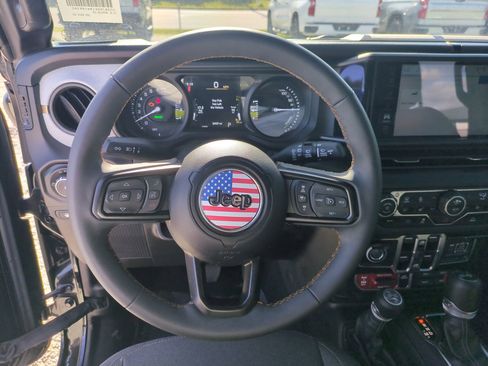 Used 2024 Jeep Wrangler Unlimited AWD/4WD image 18
