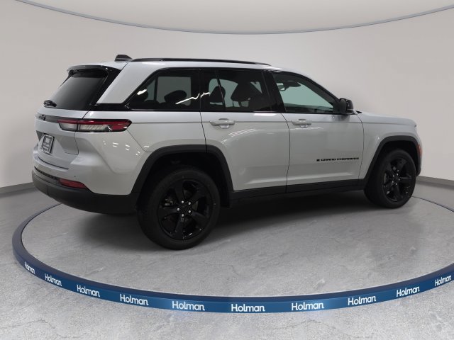 Used 2024 Jeep Grand Cherokee Altitude AWD/4WD image 6