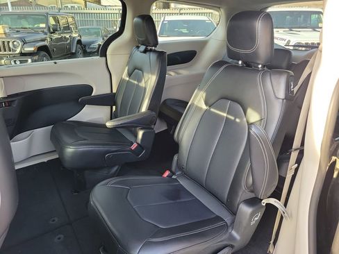 Used 2024 Chrysler Pacifica Touring-L image 21