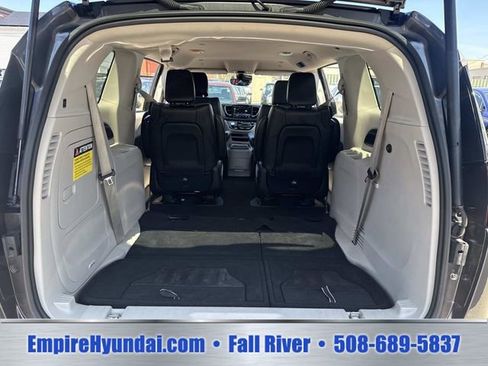 Used 2023 Chrysler Pacifica Touring-L FWD image 7