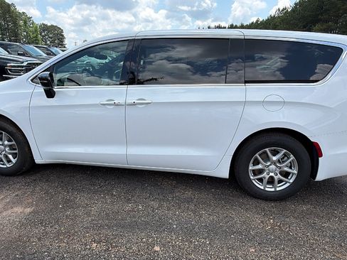 New 2027 Chrysler Pacifica Select FWD image 11