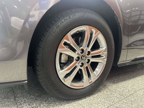 Used 2023 Toyota Sienna Platinum AWD/4WD image 9