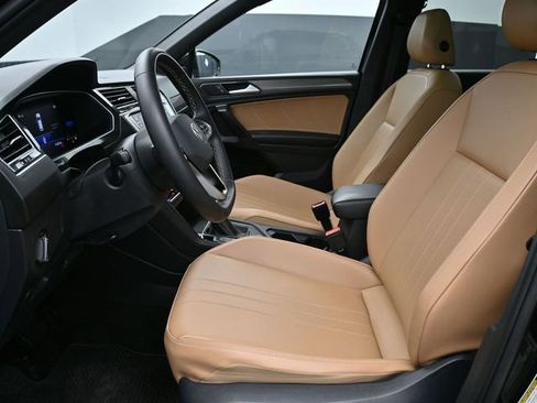 Used 2022 Volkswagen Tiguan SE image 9