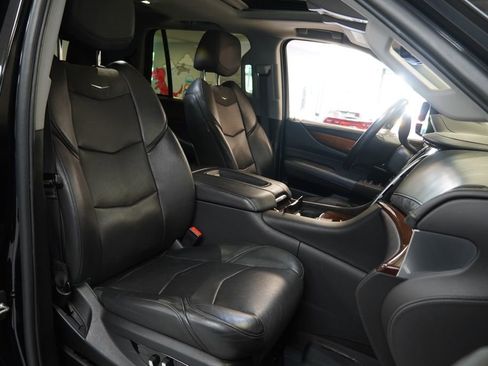 Used 2019 Cadillac Escalade Luxury AWD/4WD image 21