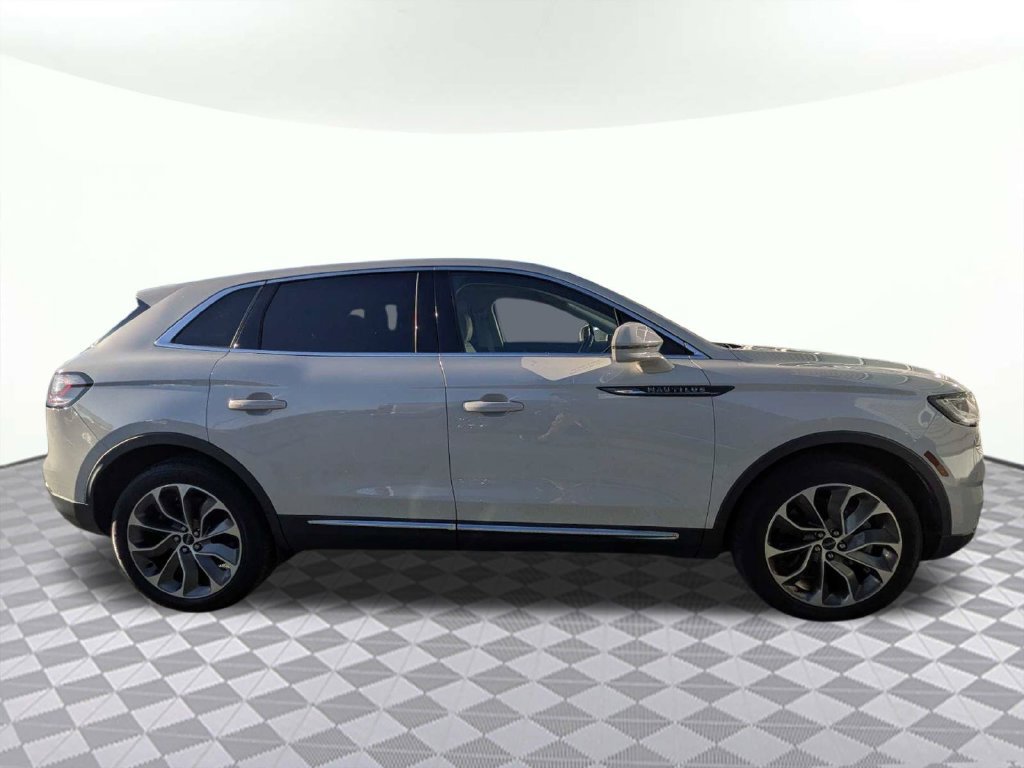 Used 2022 Lincoln Nautilus Reserve AWD/4WD image 2