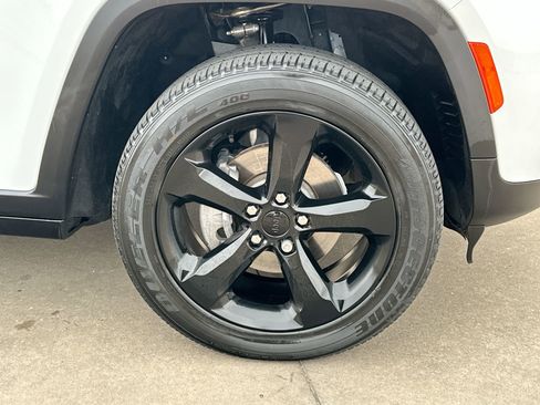 Used 2022 Jeep Grand Cherokee Altitude image 10