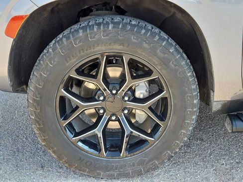 Used 2022 Chevrolet Suburban Z71 w/ Luxury Package AWD/4WD image 12