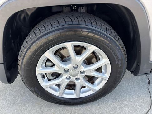 Used 2018 Jeep Cherokee Latitude Plus FWD image 11