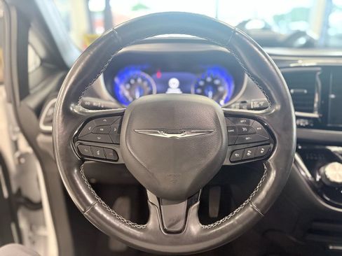 Used 2020 Chrysler Pacifica Touring-L w/ Advanced Safetytec Group AWD/4WD image 18