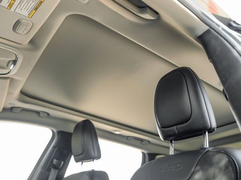 Used 2021 Jeep Cherokee Limited w/ Mopar Interior Package image 9