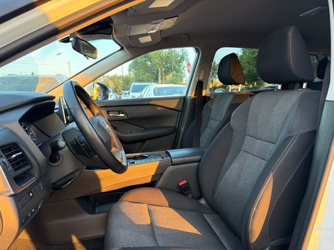 Used 2025 Nissan Rogue SV FWD image 9