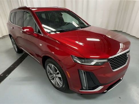 Used 2025 Cadillac XT6 Premium Luxury image 2