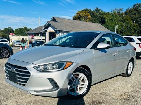 Used 2017 Hyundai Elantra SE image 2