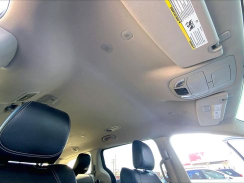 Used 2022 Chrysler Pacifica Touring-L image 28