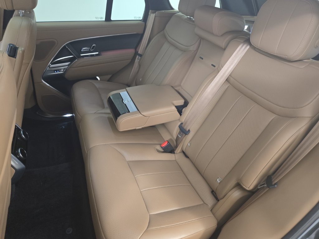 Certified 2025 Land Rover Range Rover SE AWD/4WD image 22