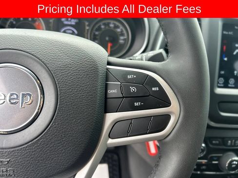 Used 2022 Jeep Cherokee Latitude AWD/4WD image 7