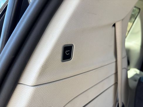 Used 2023 Chrysler Pacifica Touring-L FWD image 19