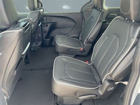 New 2026 Chrysler Pacifica Limited image 15