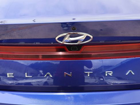 Used 2023 Hyundai Elantra SEL w/ Preferred Accessory Package FWD image 12