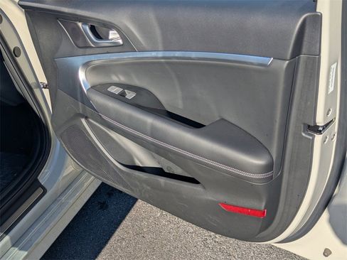 Used 2025 Genesis G70 2.5T image 13