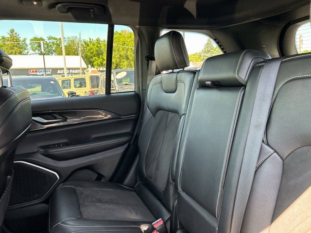 Used 2022 Jeep Grand Cherokee Altitude AWD/4WD image 17