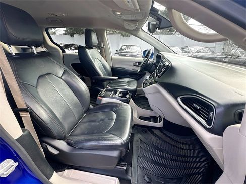 Used 2018 Chrysler Pacifica Touring-L image 29