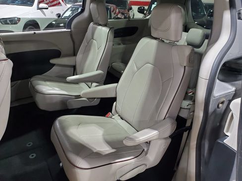 Used 2017 Chrysler Pacifica Limited FWD image 26