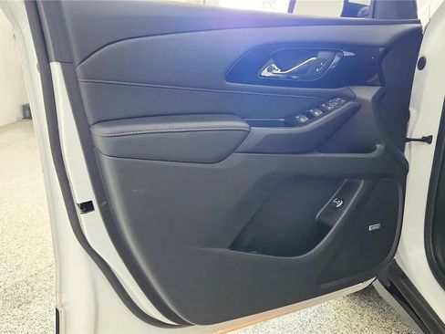 Used 2023 Chevrolet Traverse RS FWD image 32