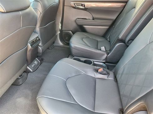 New 2026 Toyota Highlander Platinum image 19
