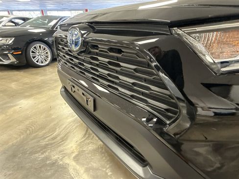 Used 2020 Toyota RAV4 XLE AWD/4WD image 11