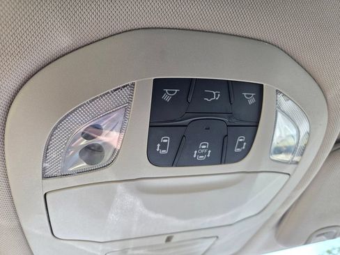 Used 2023 Chrysler Pacifica Touring-L FWD image 31