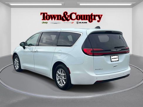 Certified 2023 Chrysler Pacifica Touring-L FWD image 7