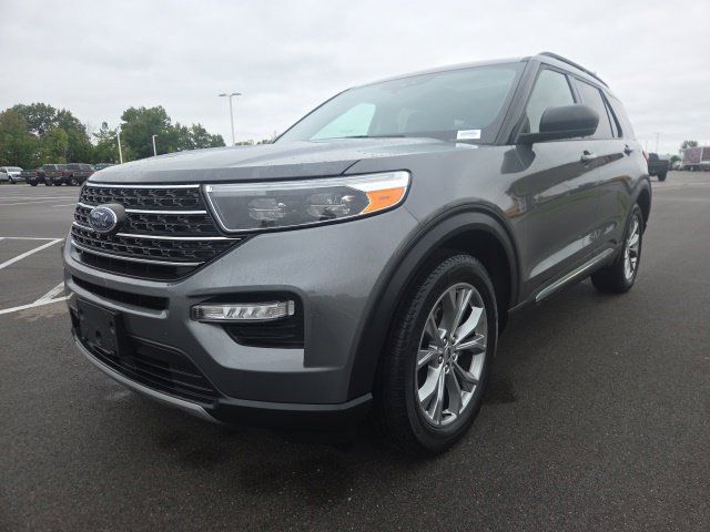 Used 2023 Ford Explorer XLT w/ Equipment Group 202A AWD/4WD image 2