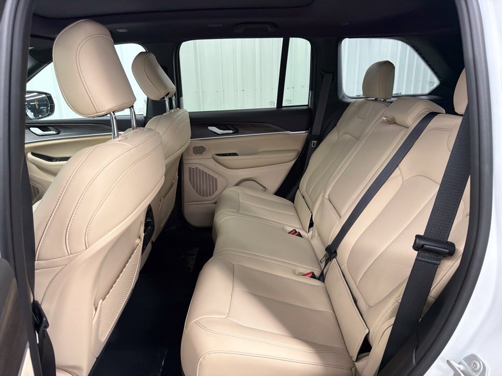 New 2026 Jeep Grand Cherokee Limited w/ Luxury Tech Group II AWD/4WD image 11
