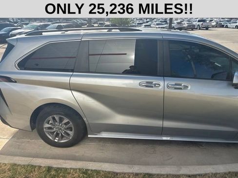 Used 2023 Toyota Sienna XLE FWD image 2