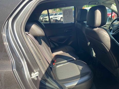 Used 2017 Chevrolet Trax LT w/ LT Convenience Package AWD/4WD image 28