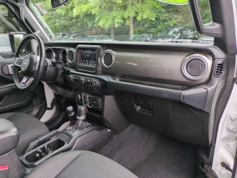 Used 2019 Jeep Wrangler Unlimited Sahara AWD/4WD image 28