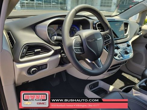 Used 2023 Chrysler Pacifica Touring-L FWD image 17