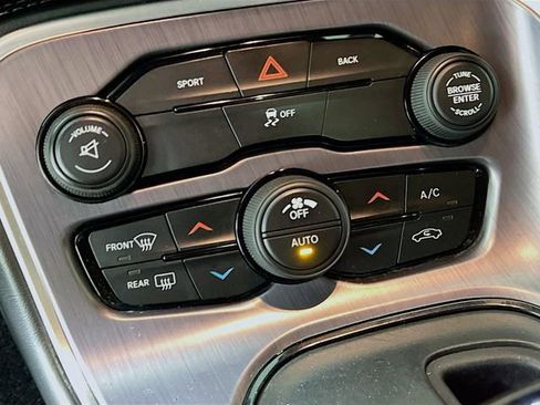 Used 2016 Dodge Challenger SXT image 17