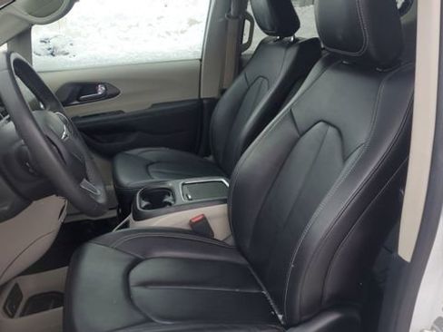 Certified 2024 Chrysler Pacifica Touring-L image 23