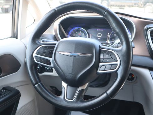 Used 2018 Chrysler Pacifica Touring-L Plus FWD image 14