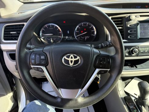 Used 2014 Toyota Highlander LE image 25