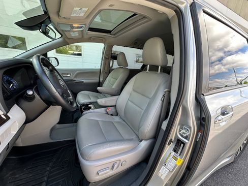 Used 2020 Toyota Sienna XLE w/ XLE Navigation Package AWD/4WD image 24