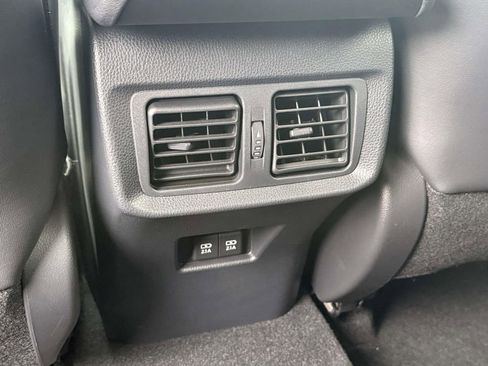 Used 2022 Toyota Venza XLE image 13