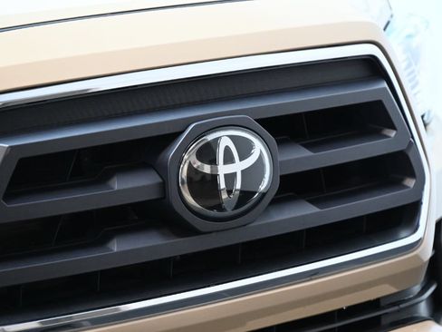 Used 2020 Toyota Tacoma SR5 AWD/4WD image 11