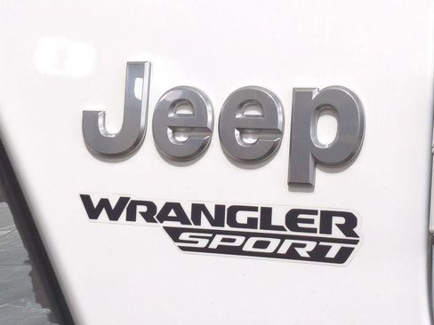 Used 2019 Jeep Wrangler Sport AWD/4WD image 9