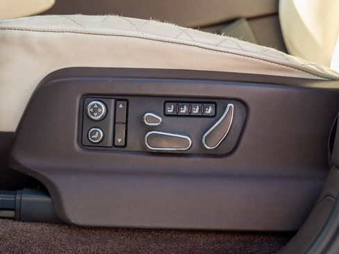 Used 2018 Bentley Bentayga Activity image 33